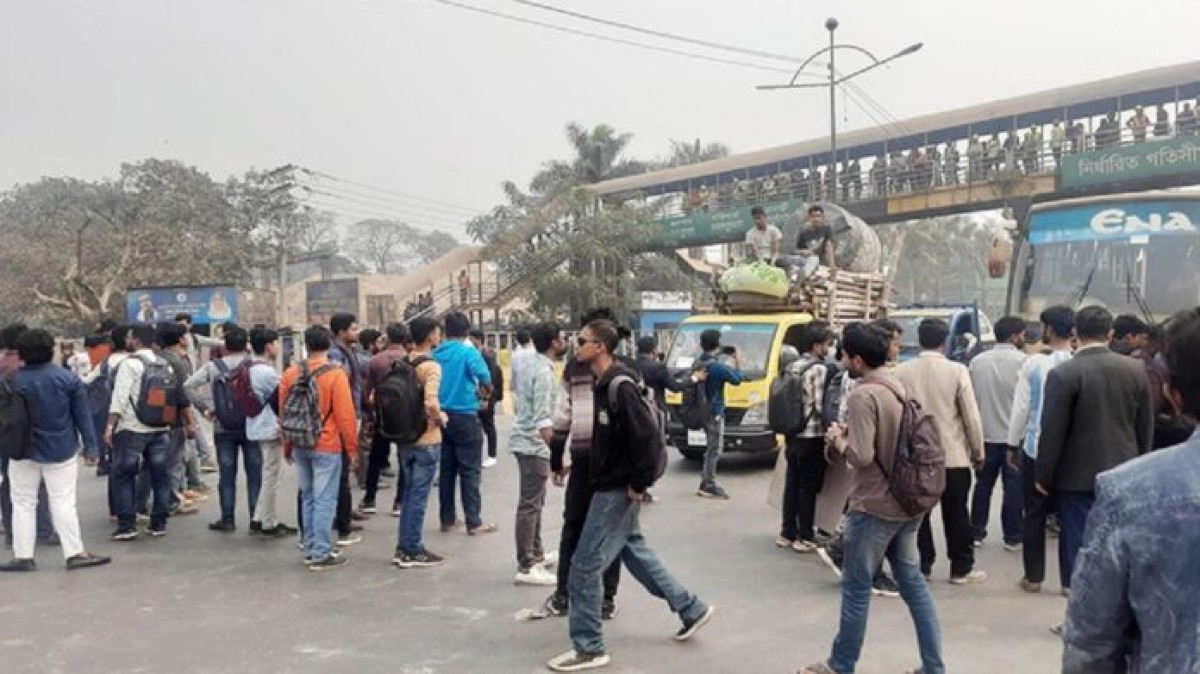 নাদিয়ার মৃত্যুতে ফের বিমানবন্দর সড়ক অবরোধ করেছে শিক্ষার্থীরা