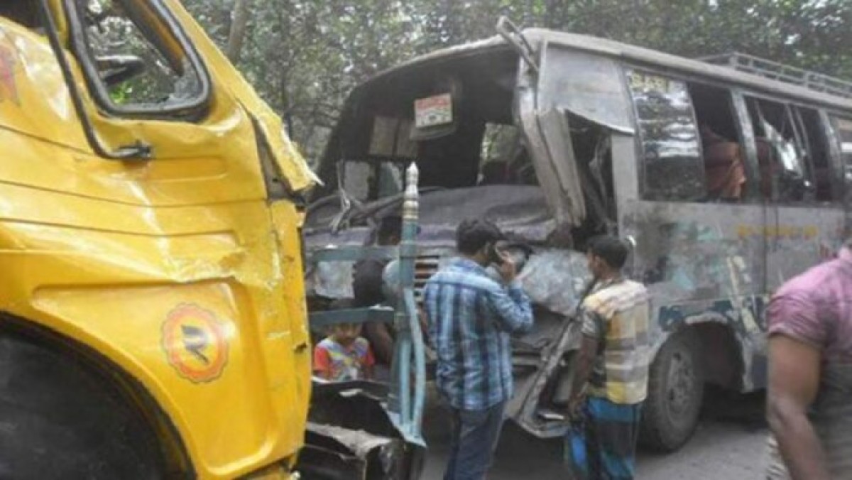 সড়কে ত্রিমুখী সংঘর্ষে প্রাণ গেল ৩ জনের