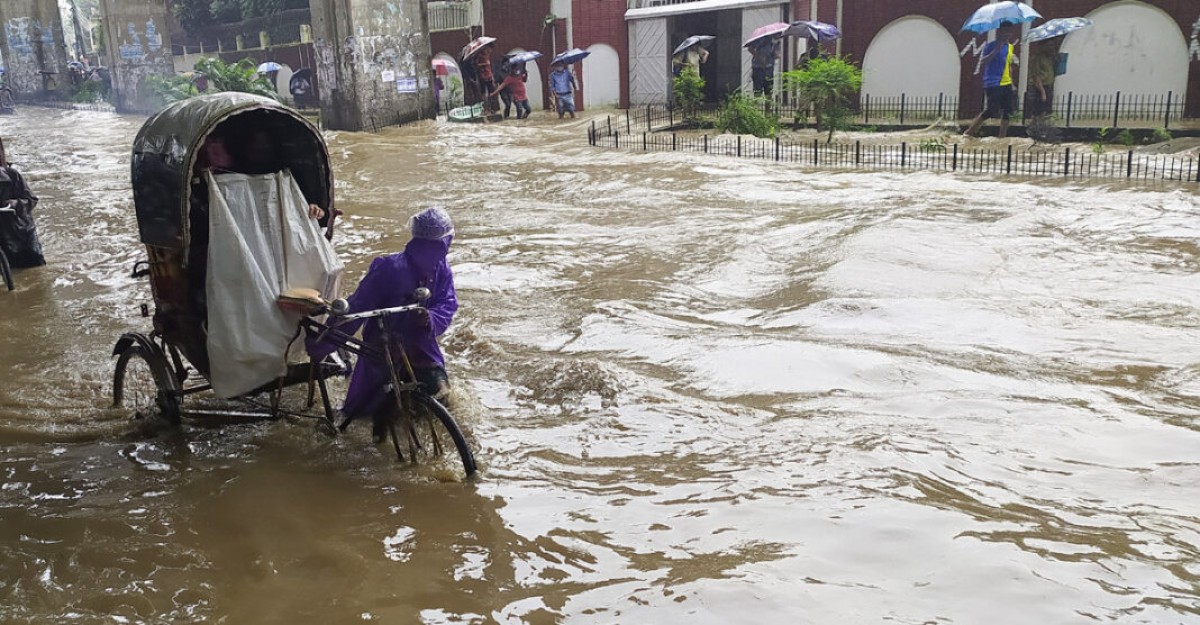 অলি-গলিতে হাঁটু পানি, দিগুণ ভাড়া গুনছে ভোগান্তিরা