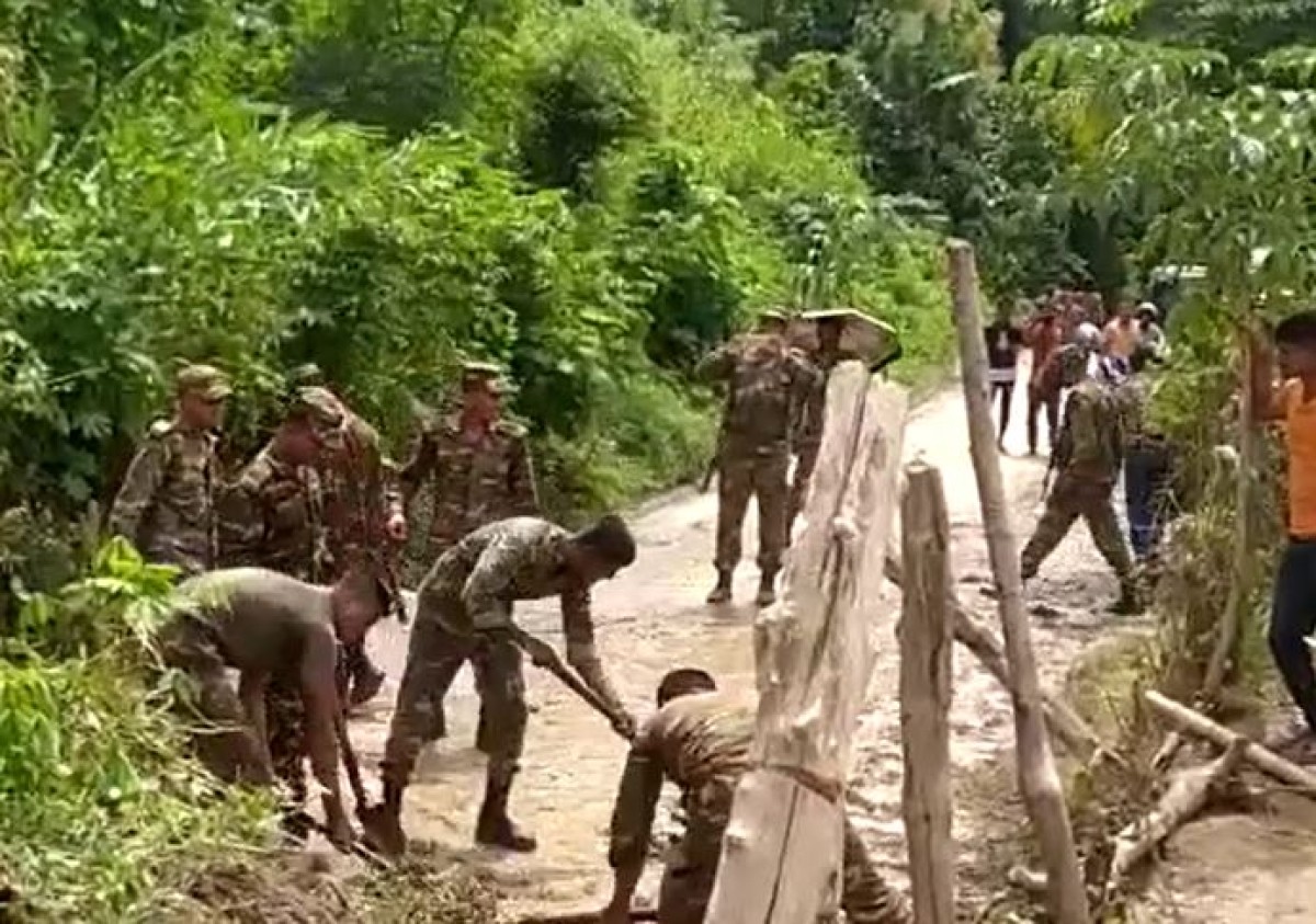 সাজেকে কয়েক হাজার পর্যটক আটকা পড়েছে