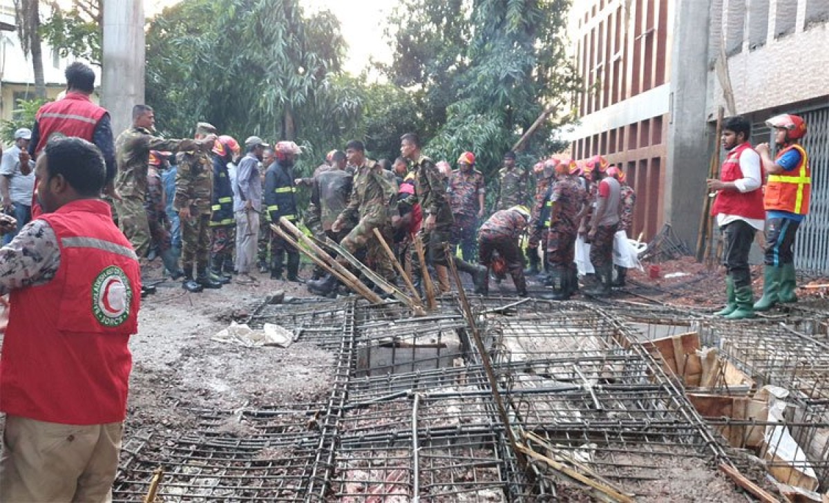 খাগড়াছড়িতে জেলা পরিষদ ভবনের ছাদ ধসে , নিহত ২