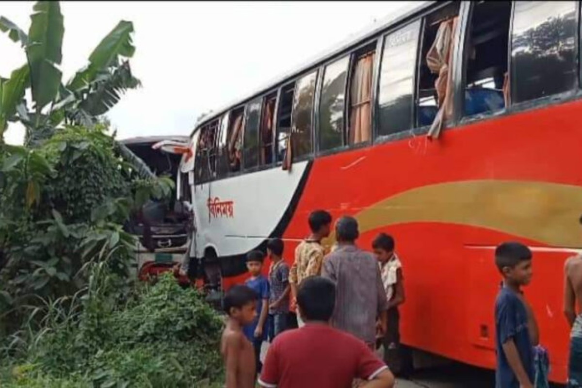 টাঙ্গাইলে দুই বাসের মুখোমুখি সংঘর্ষ